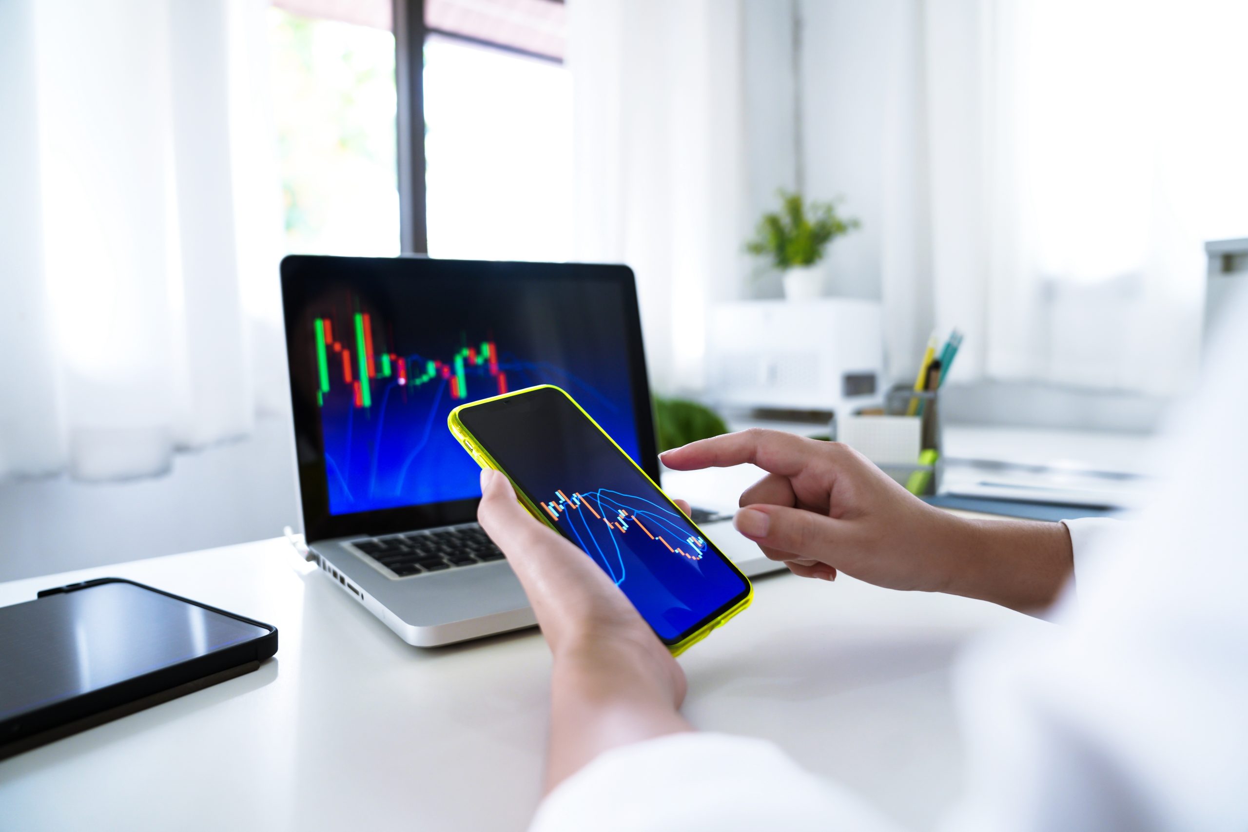 Investor trading crypto currencies online work at home. chart su MiCA та DORA compliance: як підготуватися до вимог ЄС