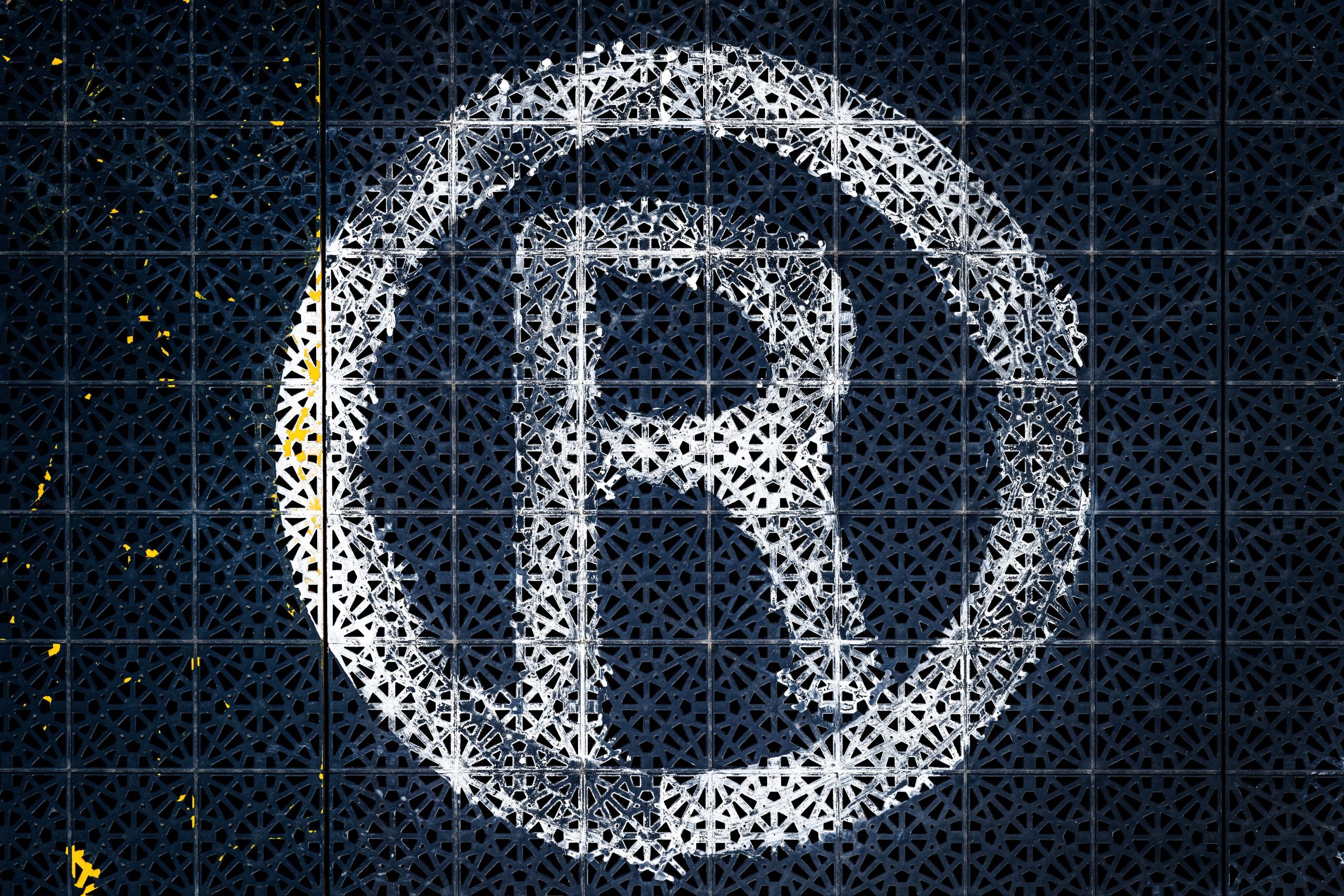 R Registered trademark symbol on non slip plastic flooring Як продовжити ТМ у США, ЄС та Україні: практичний гід