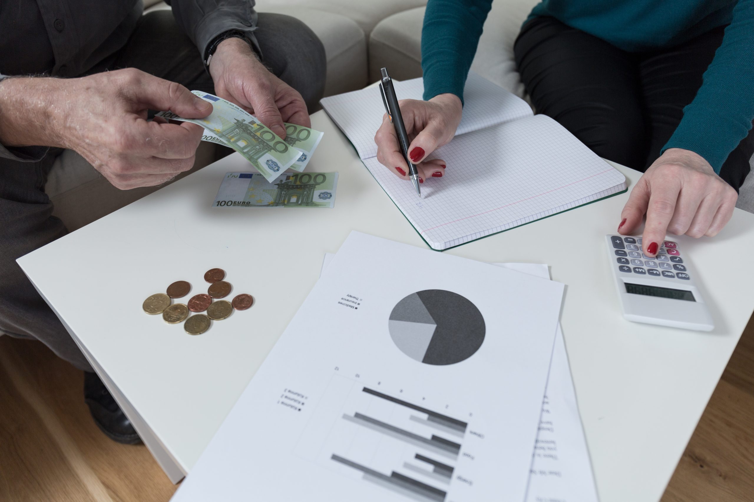 Які дані містяться в фінансовому датасеті?